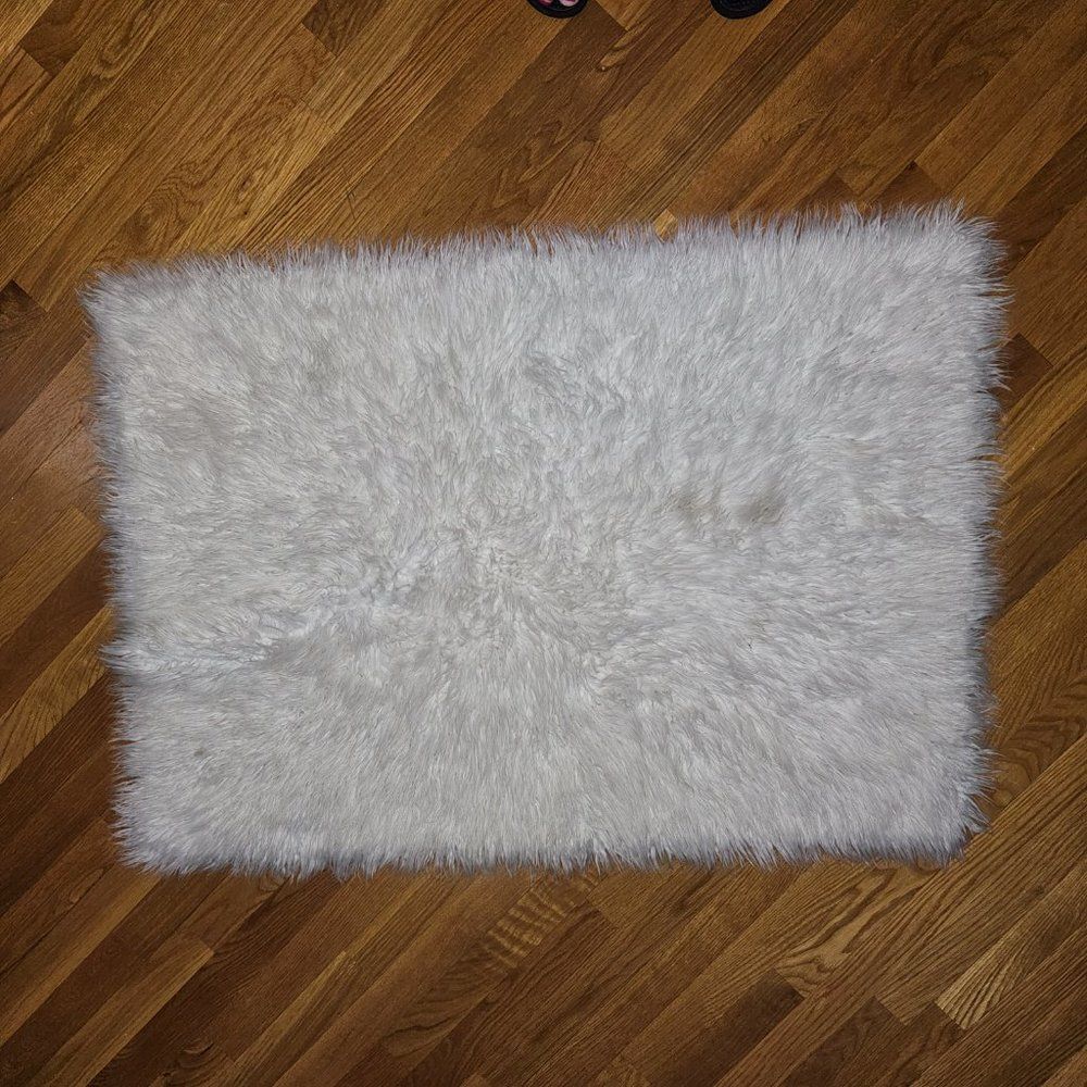 Silhouette Home Accent Faux Fur Sheepskin White Fluffy Rug Size 29" x 42" - Picture 4 of 9